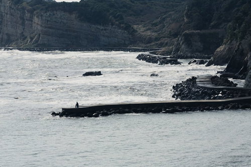 千葉県いすみ市の断崖に囲まれた海岸で釣りをする人
