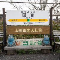 バーベキューコンロで燃える炭火の写真