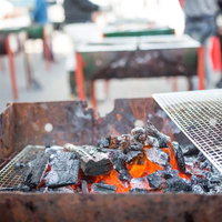 炭火焼きバーベキューの準備風景、港の朝市でのアウトドア料理の写真