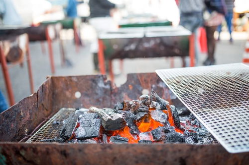 炭火焼きバーベキューの準備風景、港の朝市でのアウトドア料理