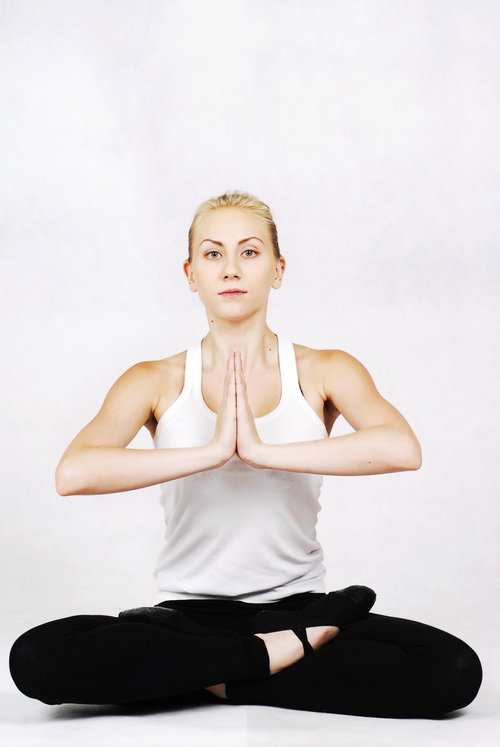合掌ポーズをするヨガ中の外国人女性のエクササイズ姿