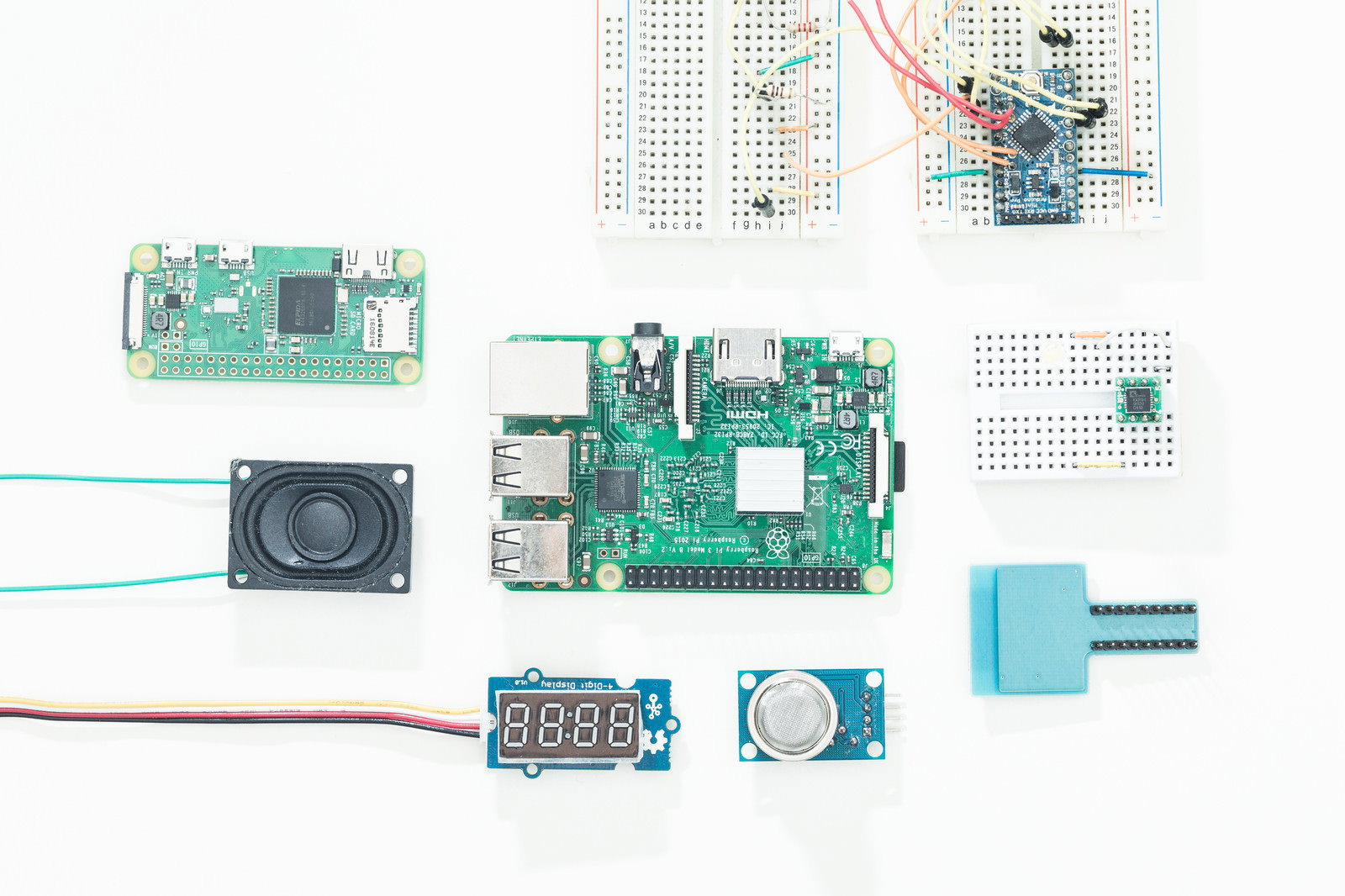 白い背景に配置されたRaspberry Piと各種電子部品