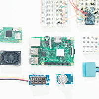 IoT開発用電子部品とRaspberry Pi、小型PCの基板の写真