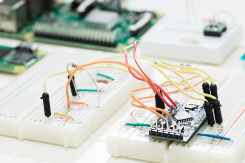 複数のブレッドボード同士を配線で繋ぐ電子回路