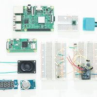 教育用の小型コンピューターRaspberry Piと電子部品の組み合わせの写真