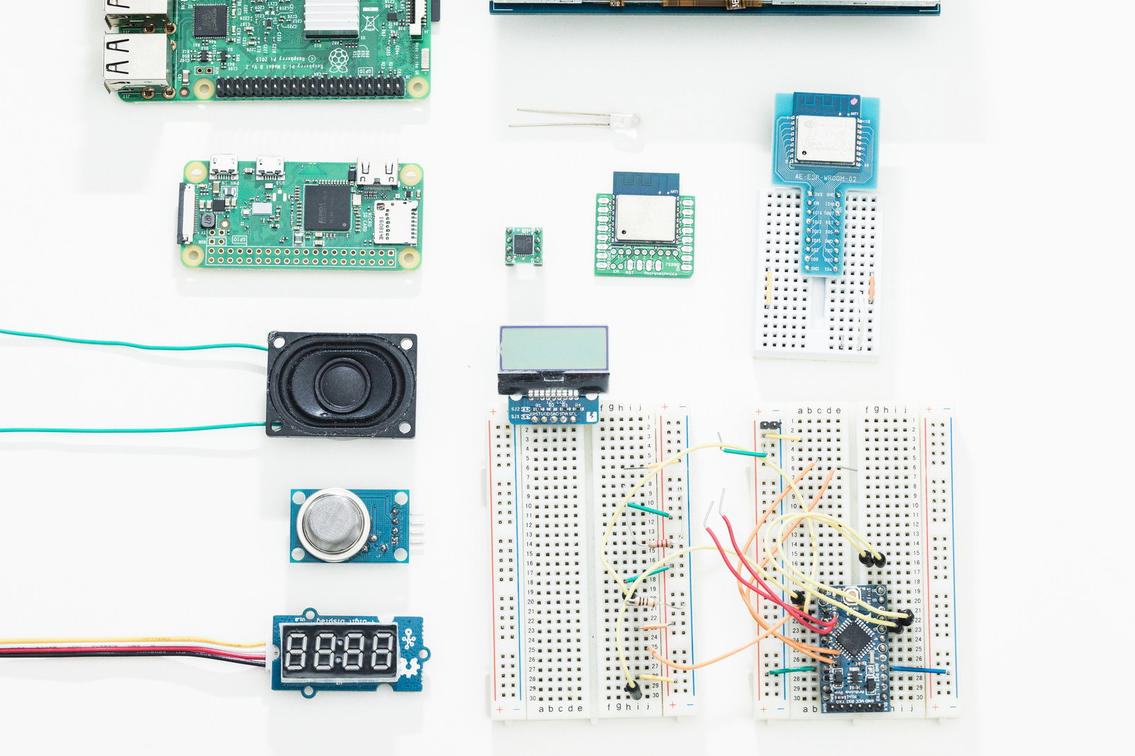白い背景に配置されたRaspberry Piと電子工作部品