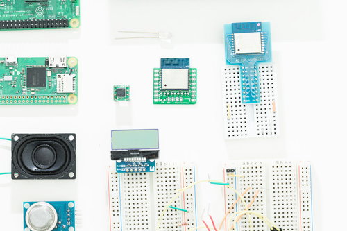 ブレッドボードやモノクロ液晶などの電子部品の一式