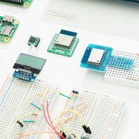 ブレッドボードに配線された電子部品とジャンパーワイヤーの写真