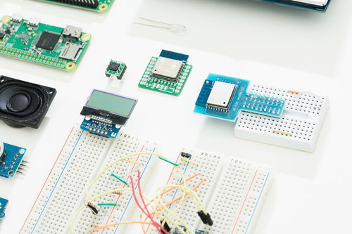 ブレッドボードに配線された電子部品とジャンパーワイヤー