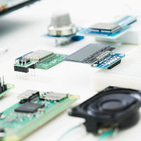 机上に配置された小さな電子部品と基板のテクノロジーの写真