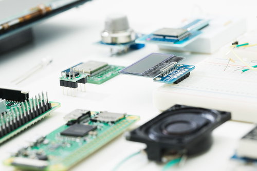 机上に配置された小さな電子部品と基板のテクノロジー