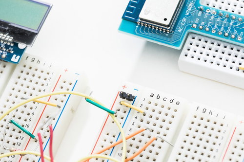 白いブレッドボードとカラフルな配線による電子回路のセットアップ
