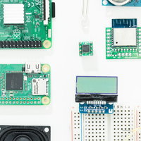 Raspberry PiなどIoT開発向けの小型パソコン基板とブレッドボードの写真