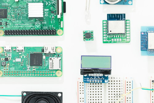 Raspberry PiなどIoT開発向けの小型パソコン基板とブレッドボード