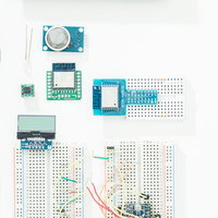Raspberry Piなどの小型電子部品と電子回路の写真
