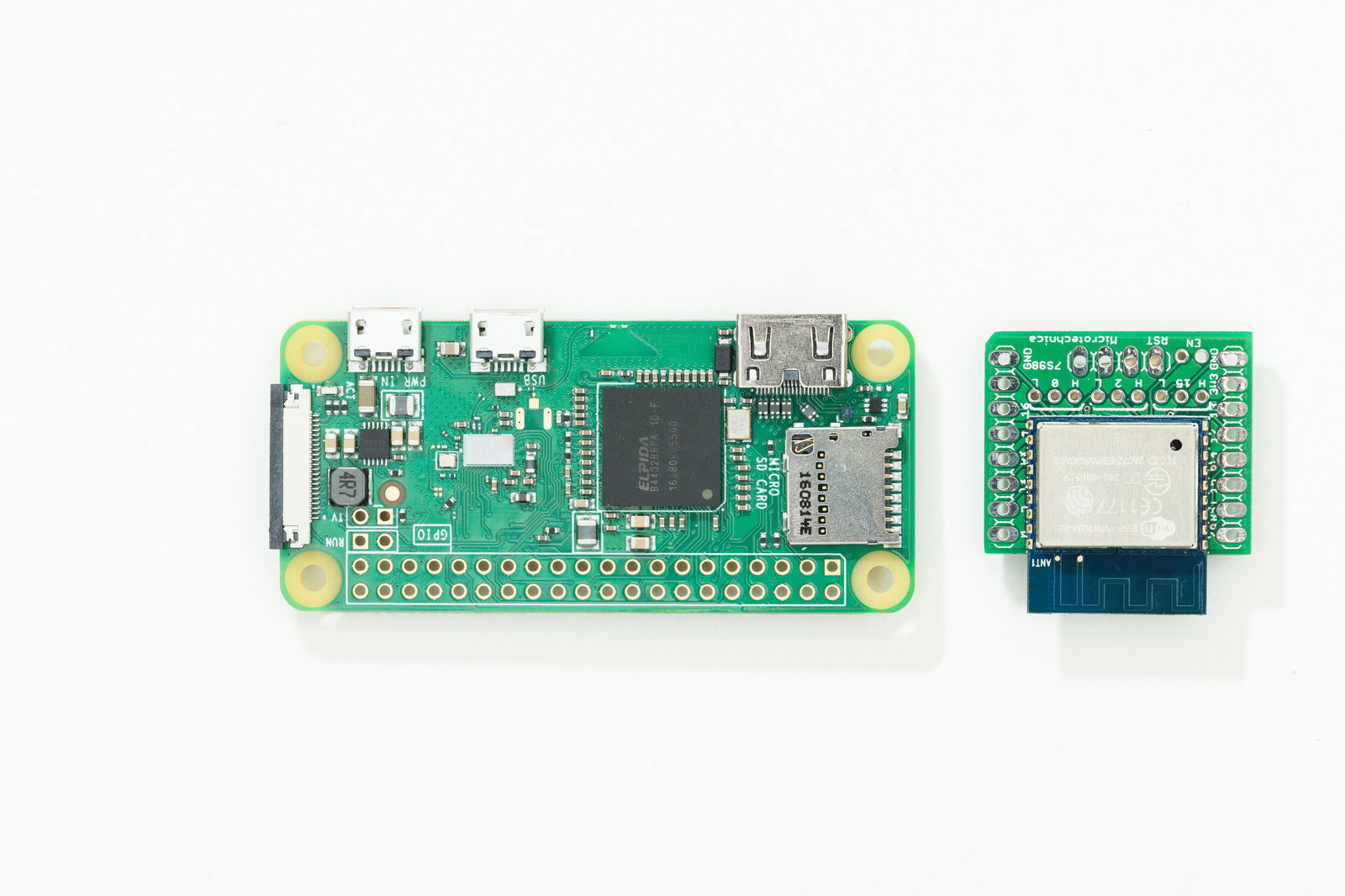 白背景に置かれたRaspberry Pi Zero WとWi-Fiモジュール
