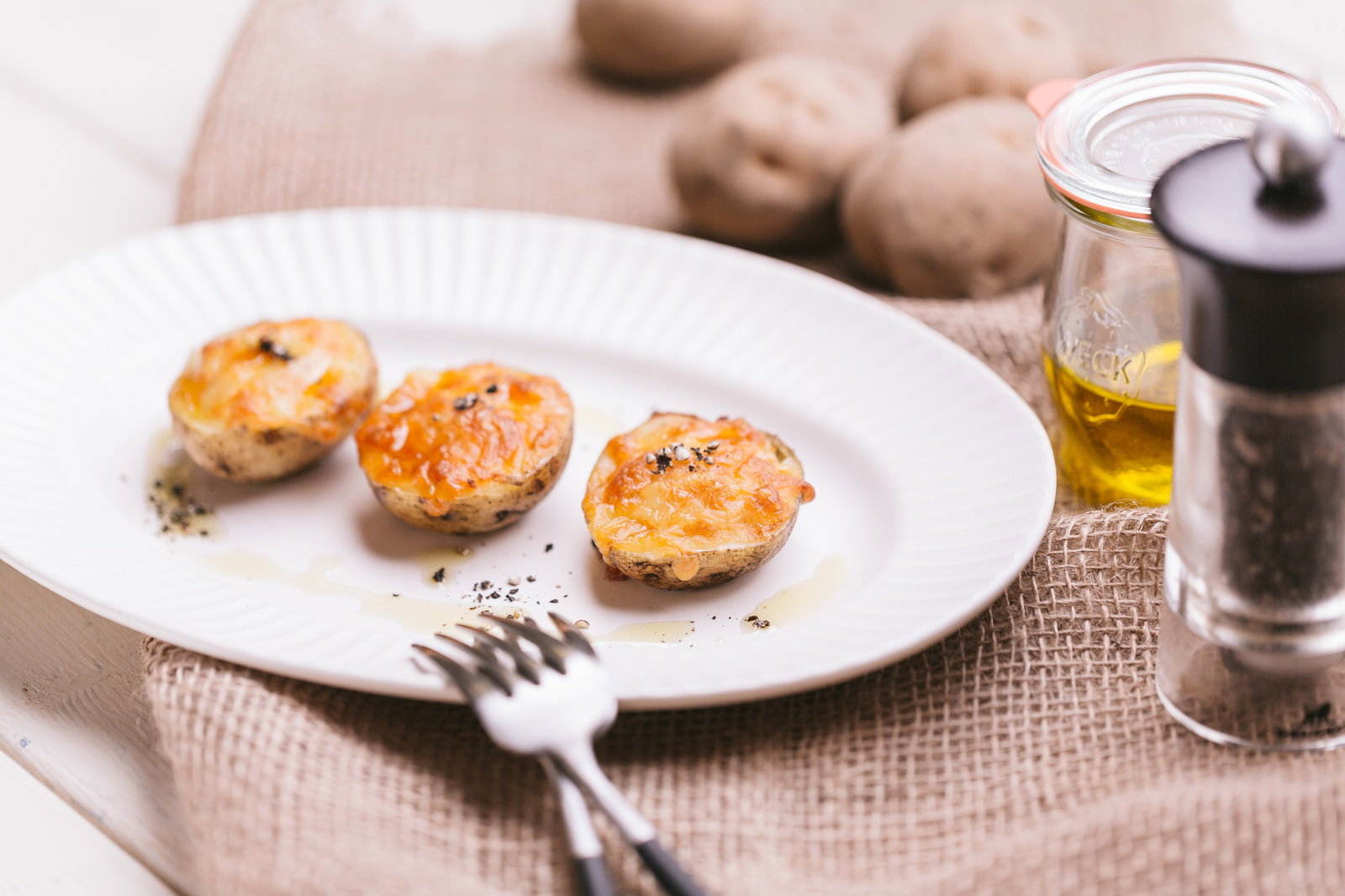 白い皿に盛った焼きたてじゃがいもチーズグラタン