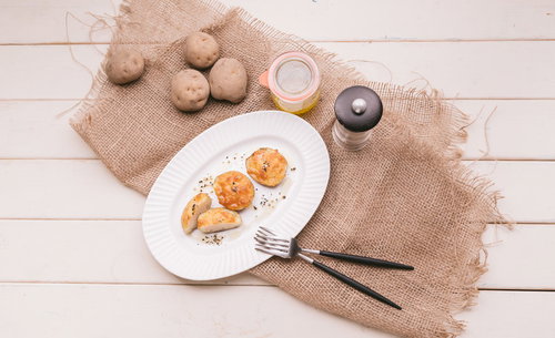 じゃがいもを丸ごと使ったグラタン（料理レシピ）