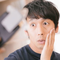 自撮りアプリの加工に驚くアラサー男性のセルフィの写真