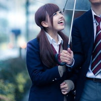 「傘忘れちゃった！」彼氏に相合傘をおねだりする彼女の写真