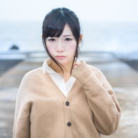 寂れた埠頭で立ち尽くす女子高生の後ろ姿の写真