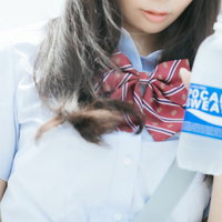 ポカリスエットを飲む女子高生の水分補給と熱中症対策の写真