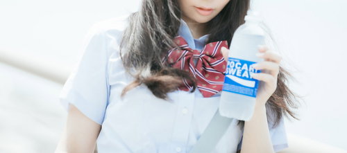 ポカリスエットを飲む女子高生の水分補給と熱中症対策