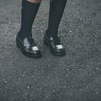 ローファーを履いた女子高生の足元 通学風景の写真