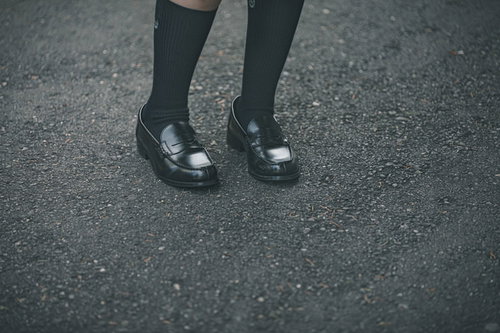 ローファーを履いた女子高生の足元 通学風景