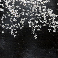 桜の花びらが水面に落ちてゆっくり流れる春の川の風景の写真