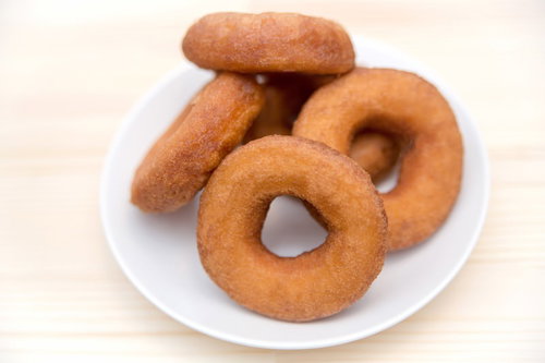 白いお皿に1つ盛られたチョコがけドーナツ