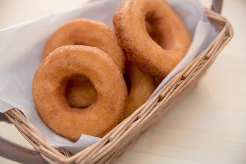 バスケットの中に山盛りのドーナツが盛られたカフェ風景