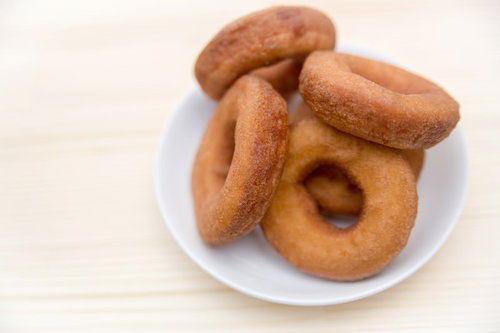 白いお皿に1つ盛られたシンプルなプレーンドーナツ