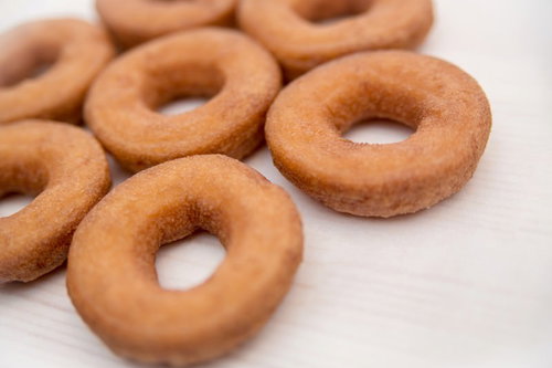 種類の違うドーナツがきれいに一列に並べられた接写