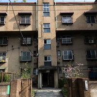 レトロな外観の上野同潤会アパートの正面ファサードの写真