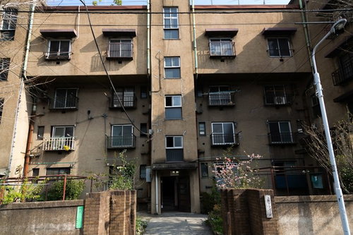 レトロな外観の上野同潤会アパートの正面ファサード