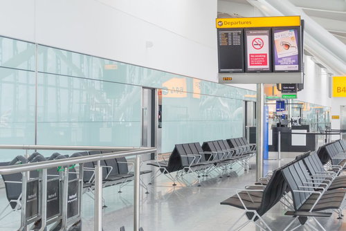 広いフロアに旅行者が座って搭乗を待つヒースロー空港の待合所