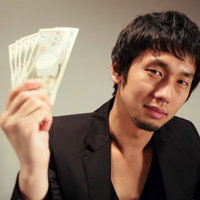 萬券を見せつける闇金風の男性の写真
