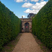 緑の芝生と花壇が広がるスードリー城の公園の風景の写真