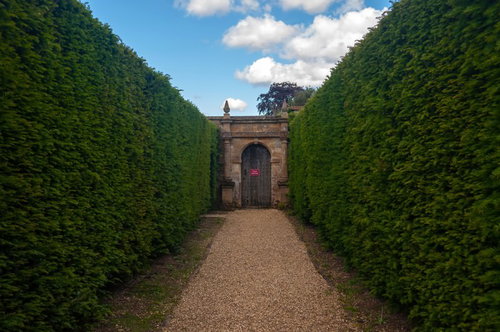 緑の芝生と花壇が広がるスードリー城の公園の風景