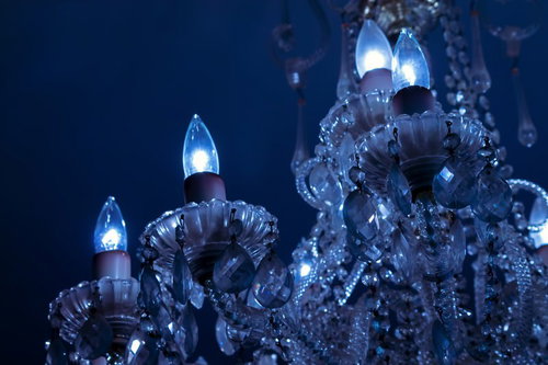 無数のクリスタルパーツが連なって光るシャンデリア