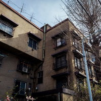 取り壊し前の昭和レトロな外観の上野下アパートの正面の写真