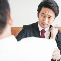 柔道着姿の上司と接待で強制される組み手、職場の人間関係の写真