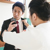 「柔道 受け身」で検索する男性の写真