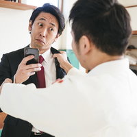 柔道の組み手中もスマホを手放さない男性 - ビジネスの写真