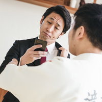 組み手中でも相場のチェックに余念がない個人投資家の写真
