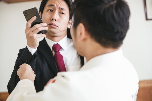 人違いじゃないですか？（柔道着に胸ぐらをつかまれるサラリーマン）
