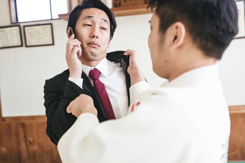 悪態をつくスーツ姿のサラリーマンに電話を切られる瞬間