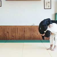 道場で一本背負いで投げられるサラリーマン（シーン4）の写真