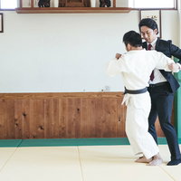 柔道場でサラリーマンを投げる柔道の投げ技の写真